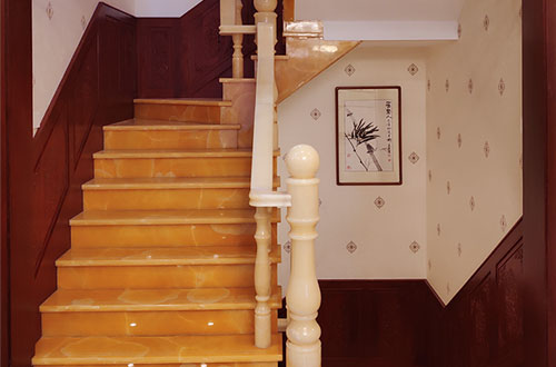 阿坝中式别墅室内汉白玉石楼梯的定制安装装饰效果