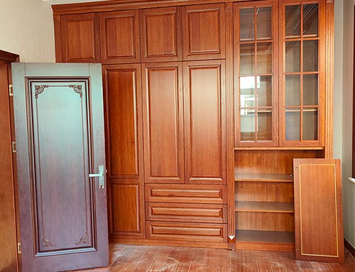 阿坝中式家庭装修里定制的实木衣柜效果图